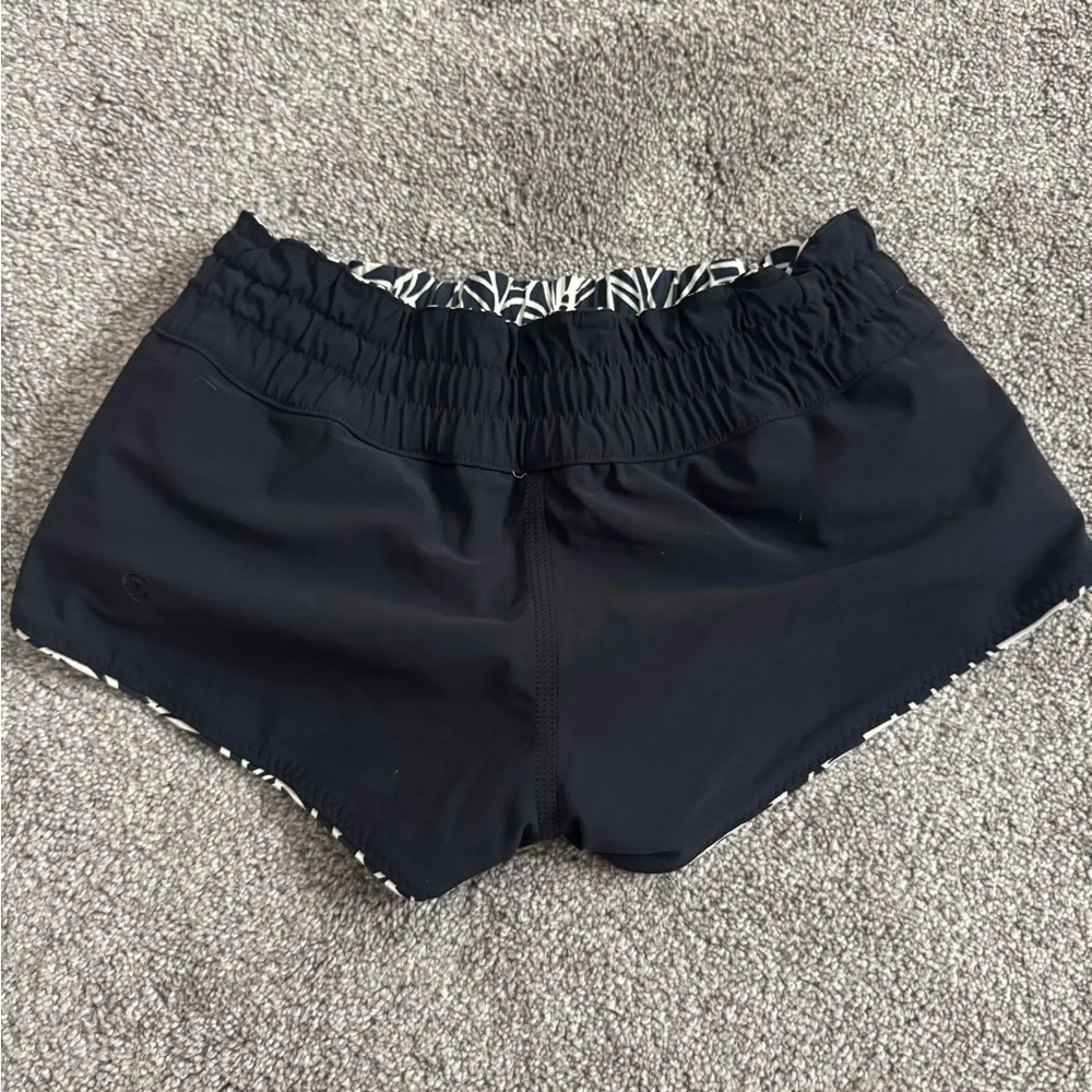 Women's Lululemon Shanti Surf Shorts Irreversible - Black/Patterned - Size 0 - Picture 4 of 5